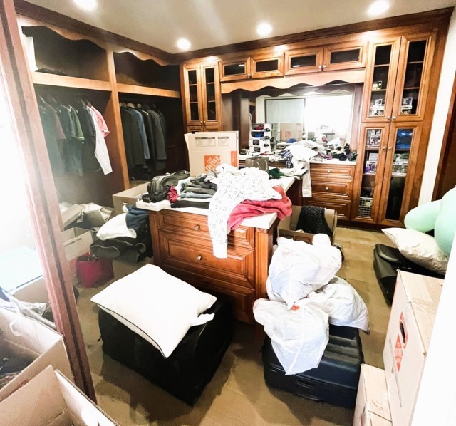Master closet before organization, with clothes, shoes, and accessories scattered without any order, making everything difficult to access and find.